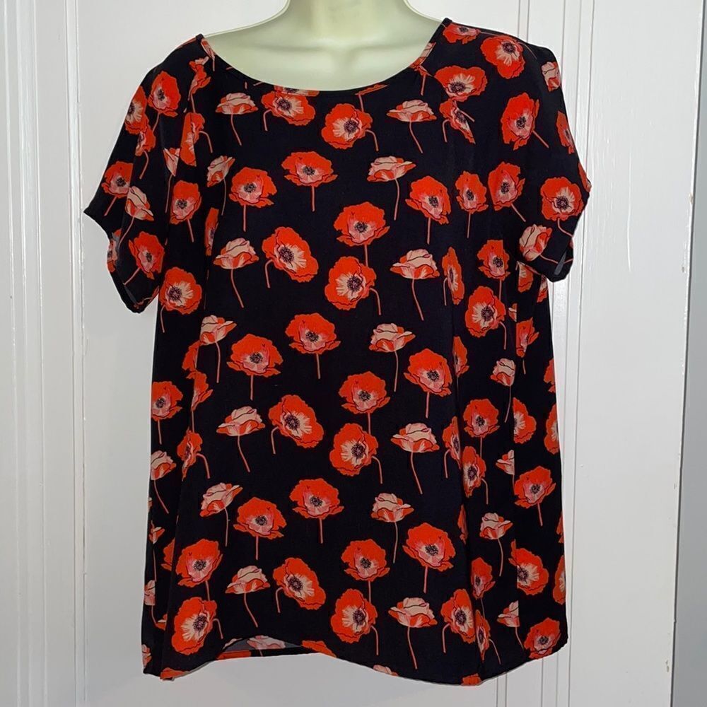 CAbi red poppies print short sleeve blouse with split back